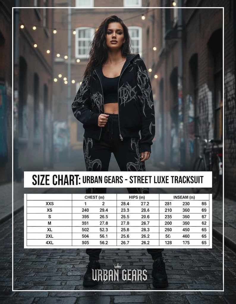 Op de afbeelding: Een vrouw poseert in een zwart trainingspak met een jas met rits en bijpassende broek. De outfit heeft een decoratief zilverkleurig ontwerp. Een maattabel voor het "Street Luxe Tracksuit" is inbegrepen, met afmetingen in inches voor borst, heupen en binnenbeenlengte.