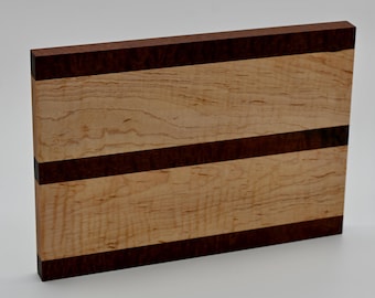 Tabla de servir "Ondulación Etérea": Sapeli veteado y arce rizado