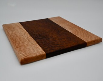 La pieza central "Crimson Ripple I": Sapeli veteado y arce rizado