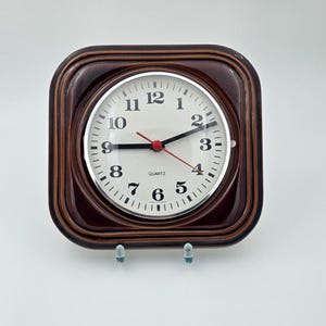 Vintage deutsche Keramik-Wanduhr – Quarzwerk, hergestellt in Deutschland – Retro-Uhr aus den 1970er/1980er Jahren, braun