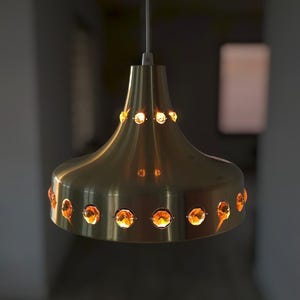 Dansk hänglampa från mitten av århundradet, guldfärgad aluminium, bärnstensfärgat glas, 1960-70-tal
