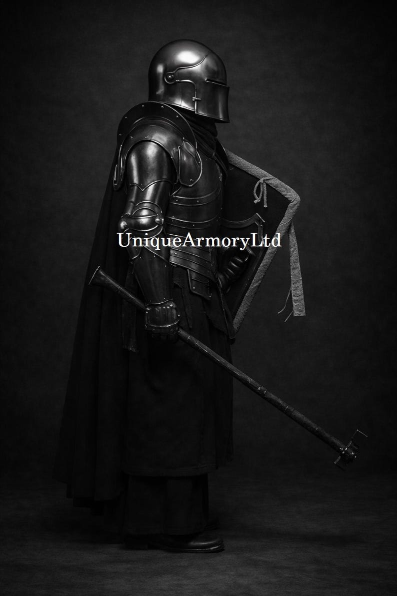 K&ouml;nnte beinhalten: Eine vollst&auml;ndige mittelalterliche R&uuml;stung in einem dunklen, monochromen Stil. Die R&uuml;stung umfasst einen Helm, Schulterpanzer, Brustplatte und Armschutz. Ein langer schwarzer Umhang und eine Streitaxt sind ebenfalls zu sehen. Der Text "UniqueArmoryLtd" ist auf dem Bild aufgedruckt.