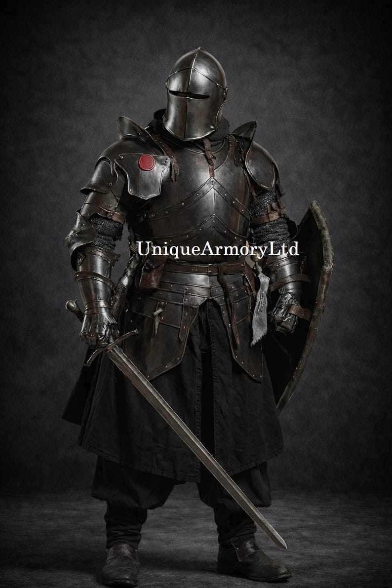 K&ouml;nnte beinhalten: Eine vollst&auml;ndige schwarze mittelalterliche R&uuml;stung, einschlie&szlig;lich Helm, Brustplatte und Beinschutz. Der Ritter h&auml;lt ein langes Schwert und einen Schild. Der Text "UniqueArmoryLtd" ist auf der R&uuml;stung zu sehen.