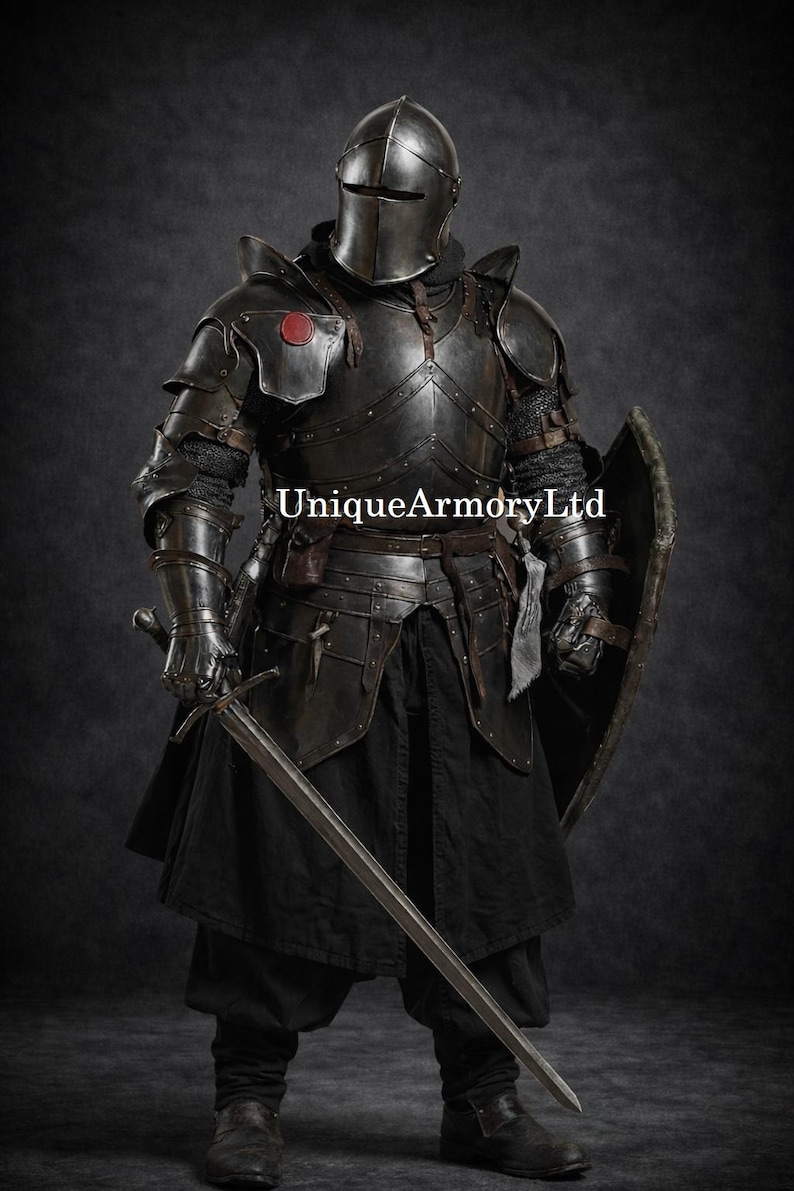 K&ouml;nnte beinhalten: Eine komplette schwarze mittelalterliche R&uuml;stung, einschlie&szlig;lich Helm, Brustplatte und Beinschutz. Der Ritter h&auml;lt ein langes Schwert und einen Schild. Der Text "UniqueArmoryLtd" ist sichtbar.