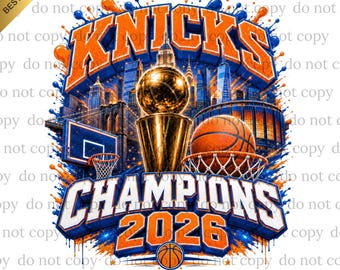 Puede incluir: Un diseño gráfico con el texto KNICKS CHAMPIONS 2026 en letras negritas de color naranja y blanco. La imagen incluye un trofeo dorado, un balón de baloncesto, una canasta y una silueta estilizada del horizonte de Nueva York con salpicaduras azules.