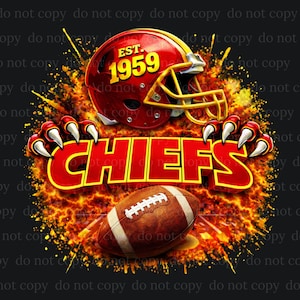 Puede incluir: Gráfico digital con un casco de fútbol rojo y dorado con el texto "EST. 1959". La palabra "CHIEFS" está en letras rojas grandes con un contorno dorado. Un balón de fútbol está en la parte inferior, sobre un fondo negro.