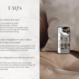 K&ouml;nnte beinhalten: Eine digitale Grafik mit FAQ-Text zu Canva-Vorlagen. Der Text behandelt Fragen zu Inhalten, Kontokompatibilit&auml;t und Zugriff. Ein Smartphone zeigt ein Bild eines offenen Hauses, platziert neben einem beigen Kissen und einer Lederoberfl&auml;che.