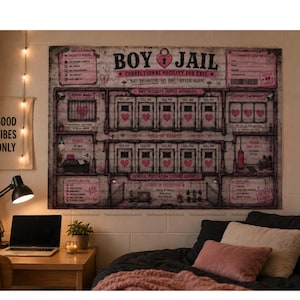 Puede incluir: Un tapiz de pared rectangular con un diseño gráfico en rosa y negro titulado Boy Jail, Correctional Facility for Exes. El estampado incluye secciones etiquetadas como Max Security, Intake y General Population, con iconos de corazones en las puertas.