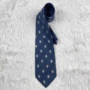 Corbata de seda Aquascutum vintage, estampado de monograma con escudo azul marino, hecha en Corea.