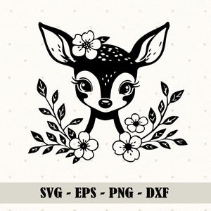 Op de afbeelding: Een zwart-witte grafische illustratie van een reekop versierd met een bloem tussen de oren, omlijst door bladerrijke takken en bloesems aan de basis. De tekst SVG - EPS - PNG - DXF is in het zwart onderaan de afbeelding gedrukt.