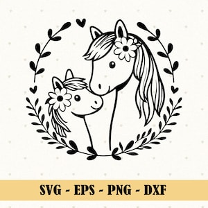 Può includere: Un'illustrazione digitale in bianco e nero che raffigura un cavallo e un puledro fianco a fianco, entrambi adornati con un fiore sulle criniere. Sono incorniciati da una ghirlanda circolare di foglie e piccoli cuori. Il testo SVG - EPS - PNG - DXF è in basso.