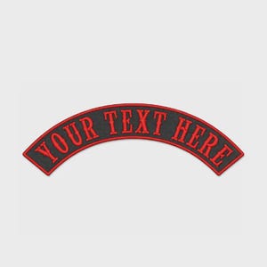 Può includere: Una toppa ricamata nera a forma di arco con il testo rosso "YOUR TEXT HERE" in un carattere serif in grassetto. La toppa presenta un bordo rosso distinto che segue la forma arcuata, creando un netto contrasto con il tessuto nero.