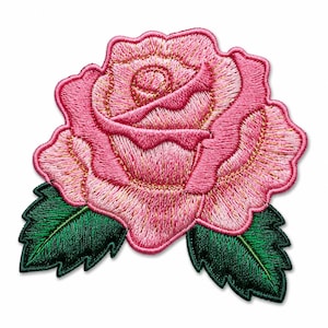 Puede incluir: Un parche bordado que muestra una rosa en flor con pétalos rosados superpuestos y detalles en hilo dorado. La flor se sitúa sobre dos hojas de color verde oscuro con bordes dentados, todo realizado con costuras detalladas.