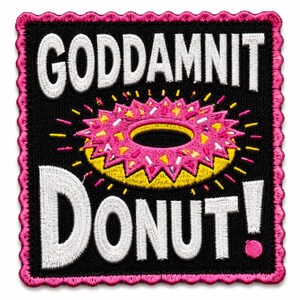 Peut inclure: Un écusson brodé carré avec une bordure rose festonnée sur fond noir. Il présente un motif de beignet jaune et rose avec des vermicelles blancs et jaunes, entouré du texte brodé blanc GODDAMNIT DONUT! avec un point final rose.