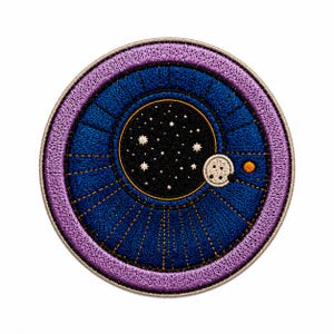 以下が含まれることがあります： 白い星が散りばめられた中央の黒い円が特徴の円形刺繍ワッペン。放射状の金色の線が入った深い青色のリング、クレーターのある小さな灰色の月、そして小さなオレンジ色の惑星が周囲に配置されており、縁は紫色で囲まれています。