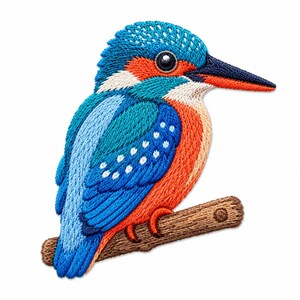 Puede incluir: Un parche bordado termoadhesivo que muestra un martín pescador posado sobre una rama marrón. El ave tiene detalles en hilos azul vibrante, turquesa y naranja, con un pico azul oscuro y una mancha blanca cerca del cuello, sobre fondo blanco.