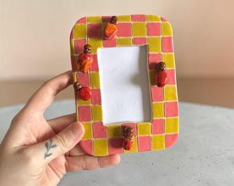 タイルとビーズのフレーム - ピンクとイエロー（軽微な傷あり）