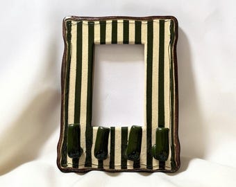 ストライプ柄のフォトフレーム兼キーホルダー - ダークグリーン（軽微な傷あり）