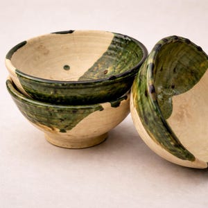 Tigela marroquina artesanal em cerâmica verde Tamegroute com metade da superfície vidrada – Autêntica tigela de cerâmica esmaltada para petiscos, saladas e cereais.