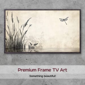 Könnte beinhalten: Ein gerahmter Kunstdruck mit einer ruhigen Landschaft mit hohem Gras und einer Libelle. Das Kunstwerk ist hauptsächlich in Schwarz- und Beigetönen gehalten, mit einem minimalistischen Stil. Der Rahmen ist dunkelbraun.