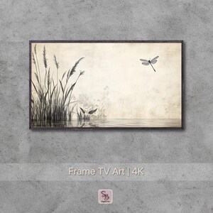 Könnte beinhalten: Gerahmter Kunstdruck mit einer ruhigen Landschaft mit hohem Gras, Wasser und einer Libelle. Das Kunstwerk ist in Grau- und Beigetönen gehalten und hat einen dunkelbraunen Rahmen. Der Text "Frame TV Art | 4K" befindet sich unten.