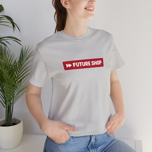 T-shirt Future Shop - Nostalgia del commercio al dettaglio di elettronica canadese, tributo ai pionieri della tecnologia del 1982, regalo da collezione per gli appassionati di computer dell'era Best Buy.