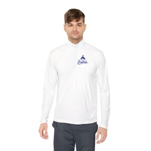 Puede incluir: Camiseta deportiva blanca de manga larga con cuello con cremallera. La camiseta presenta un logotipo de triángulo azul con el texto "America Online" en fuente cursiva. El modelo lleva pantalones grises oscuros.