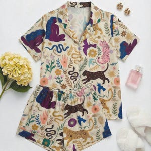 Conjunto de pijama feminino de manga curta – Estampa animal e botânica de Runescape, roupa de dormir aconchegante para ela, presente místico e bruxo. imagem 1