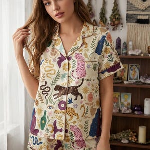 Conjunto de pijama feminino de manga curta – Estampa animal e botânica de Runescape, roupa de dormir aconchegante para ela, presente místico e bruxo. imagem 5