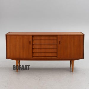 Handgemaakt, gerenoveerd teakhouten dressoir met roldeurlades, mid-century modern design, taps toelopende poten, vintage stijl opbergmeubel voor de eetkamer