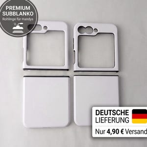 Könnte beinhalten: Zwei weiße, klappbare Handyhüllen mit schwarzen Innenkanten. Jede Hülle besteht aus zwei separaten Teilen mit Aussparungen für Kameralinsen und Sensoren. Die oberen Abschnitte haben große rechteckige Öffnungen, während die unteren Abschnitte weiß sind.