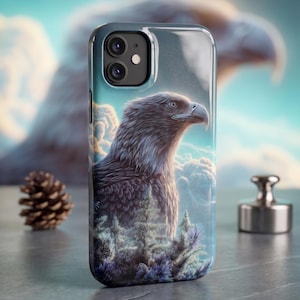 Könnte beinhalten: Eine Smartphone-Hülle mit einer detaillierten Illustration eines majestätischen Adlers, der über einem Kiefernwald thront, vor einem Hintergrund aus weichen, bauschigen Wolken in Blau-, Weiß- und Grautönen, mit einer Aussparung für die Doppelkamera.