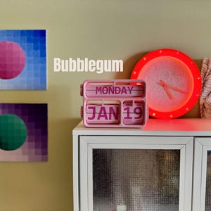 Calendario perpetuo da scrivania stampato in 3D – Decorazione per ufficio con colori personalizzati Bubblegum