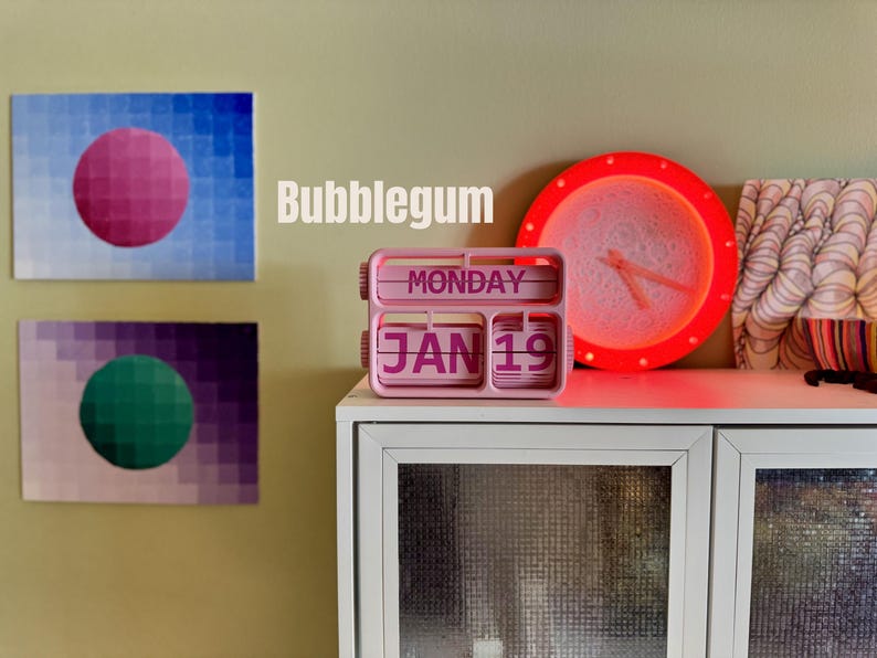 Calendario perpetuo da scrivania stampato in 3D – Decorazione per ufficio con colori personalizzati Bubblegum
