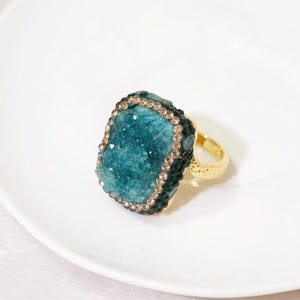 Anillo llamativo de drusa verde esmeralda, anillo de cóctel grueso chapado en oro, anillo rectangular ajustable con halo de diamantes de imitación, joyería bohemia para festivales.
