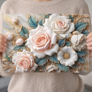Könnte beinhalten: Rechteckige dekorative Tafel mit 3D-Blumendesign. Sie zeigt weiße und pfirsichfarbene Rosen, weiße Blüten und blaugrüne Blätter mit goldenen Verzierungen. Der Hintergrund hat einen Marmoreffekt.