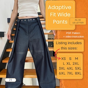 Può includere: Pantaloni blu scuro a gamba larga con vita alta e un design unico. I pantaloni sono abbinati a una canotta bianca e scarpe da ginnastica bianche. L'immagine include il testo "Adaptive Fit Wide Pants" e le taglie disponibili da XS a 8XL.
