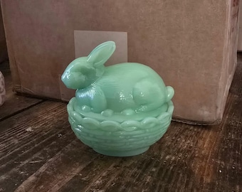 モッサー社製ジェダイトガラスのウサギ（バスケット付き）- 新品同様の完璧な状態 - ファームハウス風インテリア