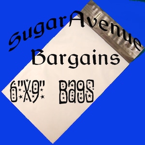 Puede incluir: Sobres de correo de polietileno blancos con una impresión negra que dice "Sugar Avenue Bargains 6"x9" Bags".