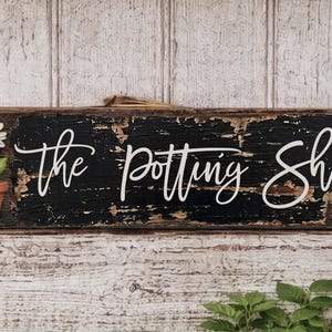 Skylt för rustikt krukväxtskjul | Rustik trädgårdsdekoration i återvunnet trä (40 x 13 cm) | Gåvor för trädgårdsmästare
