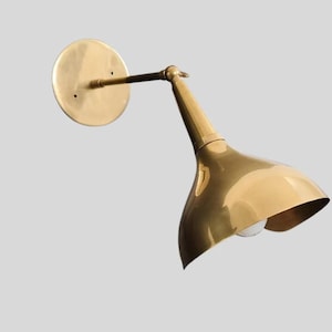 Könnte beinhalten: Ein Set aus drei Keramikbechern mit gesprenkelter, matter Oberfläche. Die Becher sind in Creme-, Hellgrau- und Dunkelgrautönen gehalten. Jeder Becher hat ein schlichtes, minimalistisches Design und einen abgerundeten Henkel.