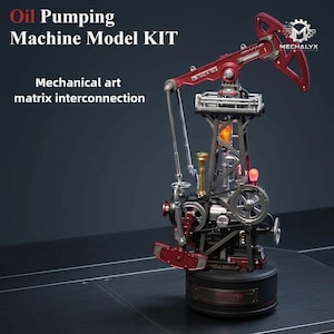 Può includere: Un kit di modelli dettagliato di una macchina per il pompaggio del petrolio. Il modello presenta una combinazione di colori rosso e argento, con intricati dettagli meccanici. Il testo "Oil Pumping Machine Model KIT" e "Mechanical art matrix interconnection" è visibile.