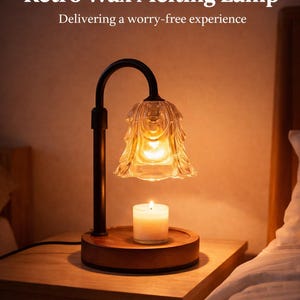 Op de afbeelding: Een retro wax smeltlamp met een zwart metalen frame en een heldere, bloemvormige glazen kap. De lamp staat op een houten voet, met een brandende kaars eronder. De tekst op de afbeelding luidt "Retro Wax Melting Lamp" en "Delivering a worry-free experience."