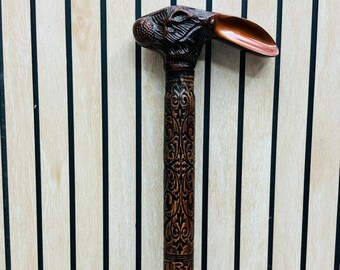 Handgefertigter Gehstock aus Holz mit reich verziertem Messinggriff