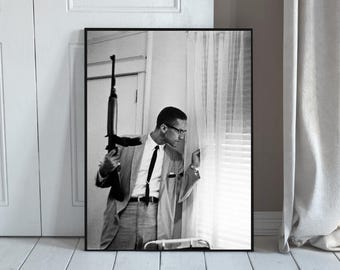 Póster de retrato dramático en blanco y negro con arte mural estilo documental vintage