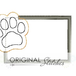 Pode incluir: Uma pegada de pata preta e branca com contorno dourado está no canto superior esquerdo de uma moldura cinza. A moldura tem o texto "ORIGINAL Stitches" na parte inferior.