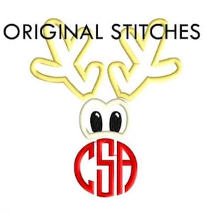 Op de afbeelding: Een rood en wit gemonogrammeerd rendierhoofd met gele geweien. Het monogram is "CSA".