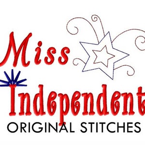 Pode incluir: Design de bordado vermelho e azul com o texto "Miss Independent" e "ORIGINAL STITCHES". O design apresenta uma estrela com uma estrela menor dentro e redemoinhos.