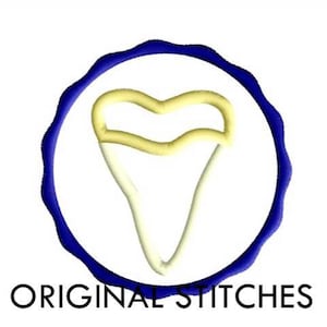 Op de afbeelding: Een witte tand met een gele omtrek bevindt zich in een blauwe cirkel met een gegolfde rand. De tekst "ORIGINAL STITCHES" bevindt zich onder de cirkel.