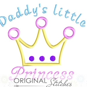 Könnte beinhalten: Eine gelbe Krone mit rosa und violetten Akzenten und dem Text "Daddy's little princess" in blauen und rosa Buchstaben. Der Text "ORIGINAL Stitches" befindet sich unter der Krone.